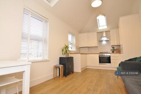 1 bedroom flat to rent, High Road, London, N2