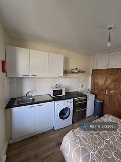 Studio to rent, Green Lanes, London, N8
