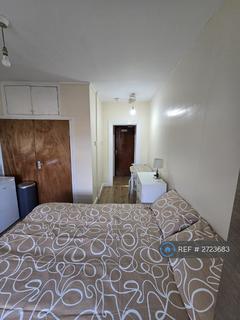 Studio to rent, Green Lanes, London, N8