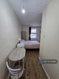 Studio to rent, Green Lanes, London, N8