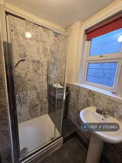 Studio to rent, Green Lanes, London, N8