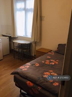 Studio to rent, Sutherland Road, London, N17