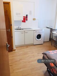 Studio to rent, Sutherland Road, London, N17