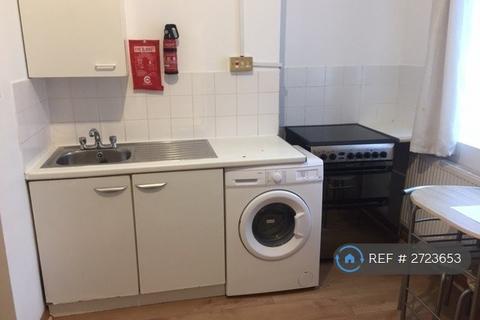 Studio to rent, Sutherland Road, London, N17