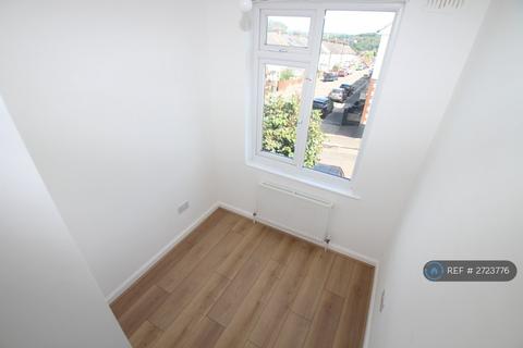 3 bedroom terraced house to rent, Booth Road, Chatham, ME4