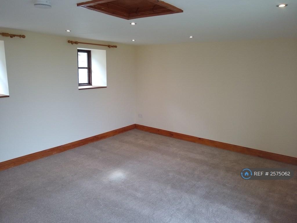 Living Room - Picture 2