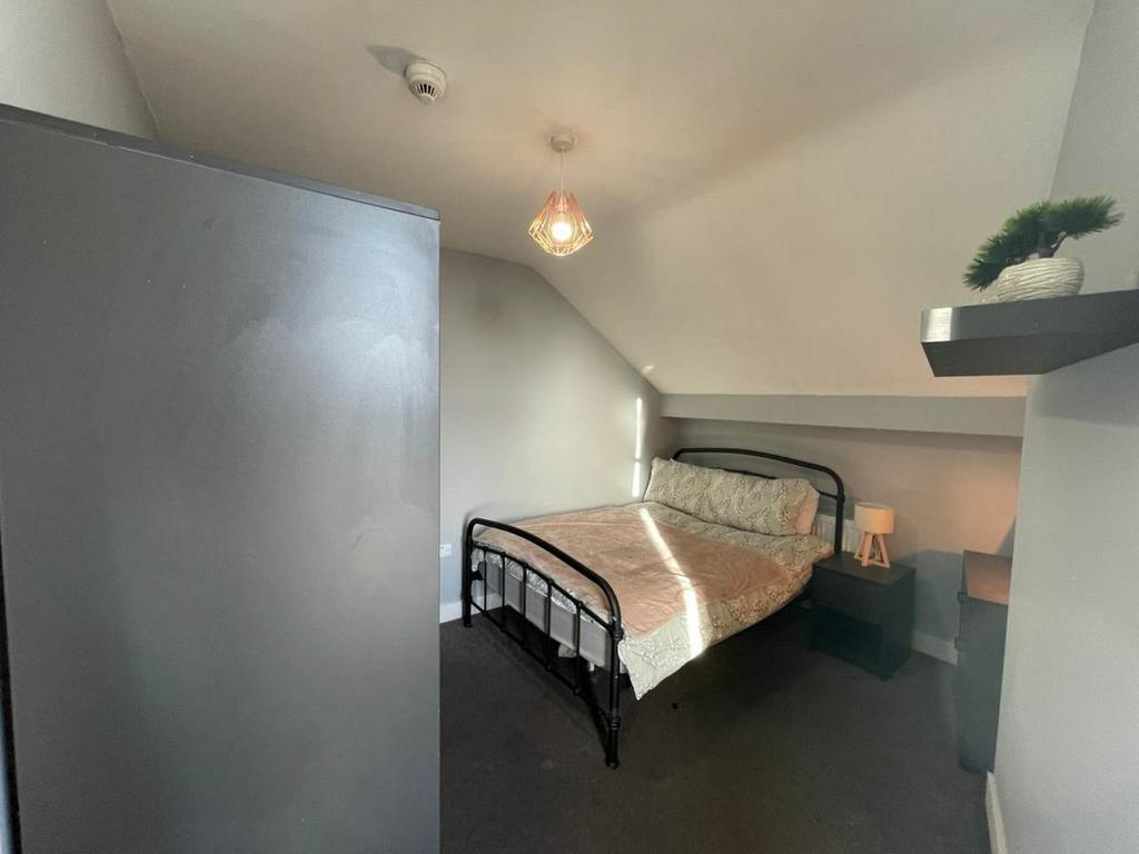 Room 5 (2)