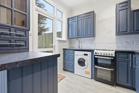 3 bedroom house to rent, Melbourne Avenue, London N13