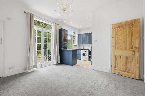 3 bedroom house to rent, Melbourne Avenue, London N13