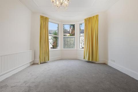 3 bedroom house to rent, Melbourne Avenue, London N13