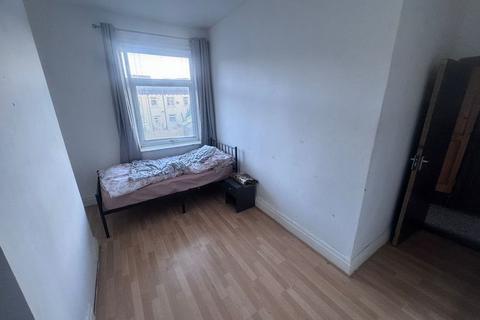 1 bedroom apartment to rent, Blacker Road Flat