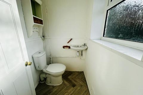 3 bedroom semi-detached house to rent, Pine Grove, Neath