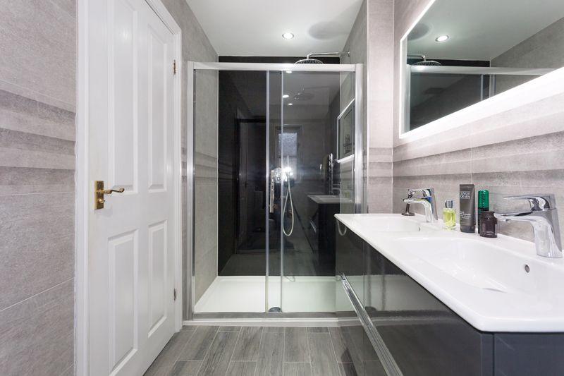 Bedroom 1 en suite