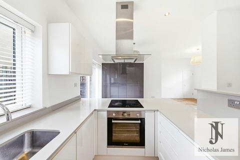 2 bedroom end of terrace house to rent, Holly Park Road, London