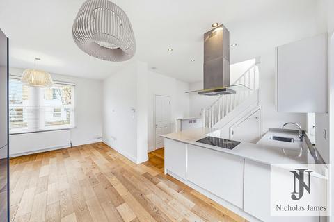 2 bedroom end of terrace house to rent, Holly Park Road, London