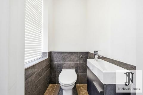 2 bedroom end of terrace house to rent, Holly Park Road, London
