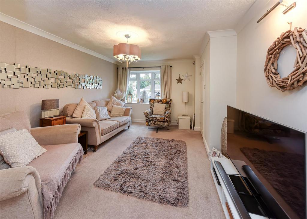 23 Glendale Close-lounge1.jpg