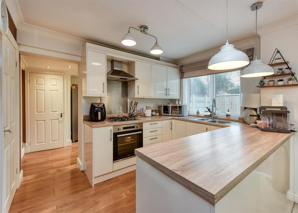 23 Glendale Close-kitchen3.jpg