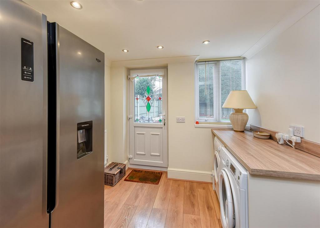23 Glendale Close-laundry2.jpg