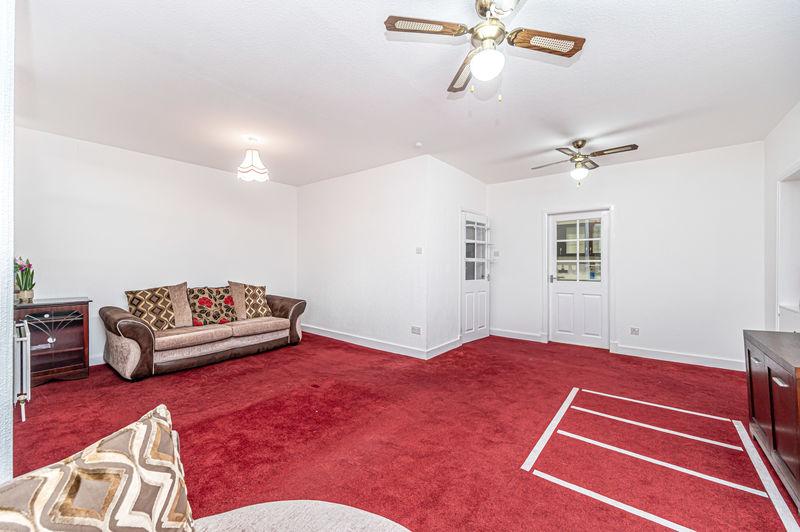 Lounge/Dining Area