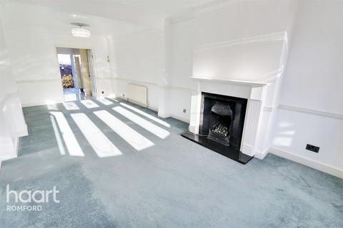 3 bedroom terraced house to rent, Fourth Avenue, ROMFORD