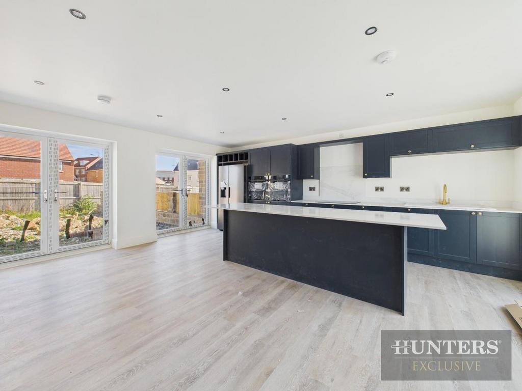 CAM05316 G0-PR0200-STILL001.jpg