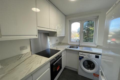 undefined, Western Road, Sutton SM1