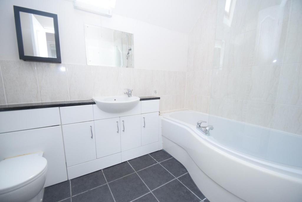 16 E Grassington Mews bath.JPG