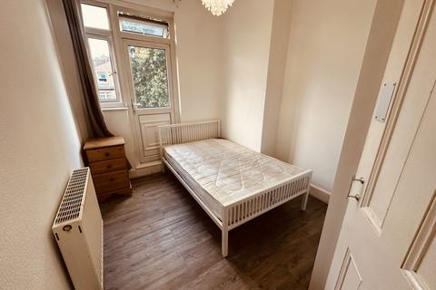 undefined, Maidstone Road, London N11