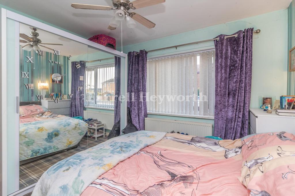 Bedroom 1 image 2