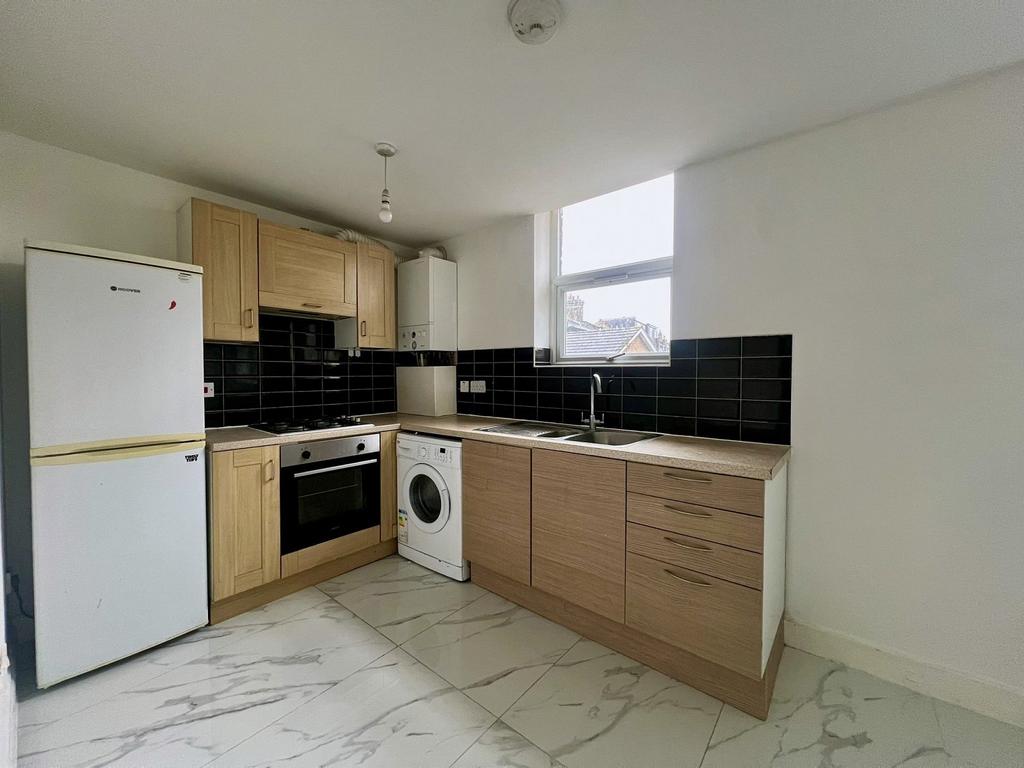 Three Bedrooms-Flat to rent on Amersham Road, Lew