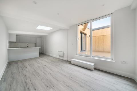 2 bedroom flat to rent, East Street London BR1