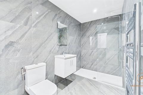 4 bedroom semi-detached house to rent, Inverclyde Gardens, Chadwell Health, Essex, RM6