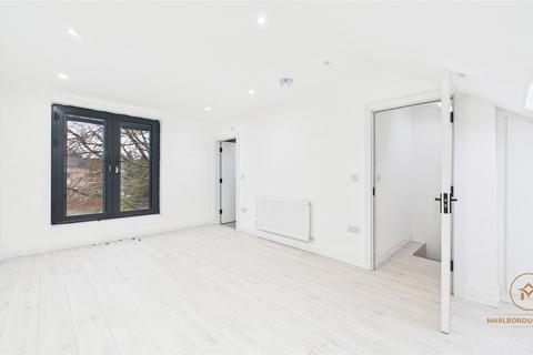 4 bedroom semi-detached house to rent, Inverclyde Gardens, Chadwell Health, Essex, RM6