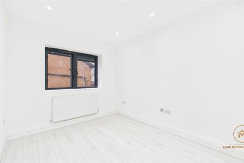 4 bedroom semi-detached house to rent, Inverclyde Gardens, Chadwell Health, Essex, RM6