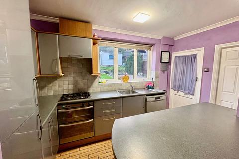 3 bedroom semi-detached house to rent, Beddow Avenue, Bilston WV14