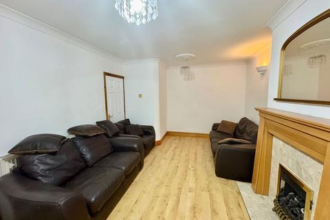 3 bedroom semi-detached house to rent, Beddow Avenue, Bilston WV14