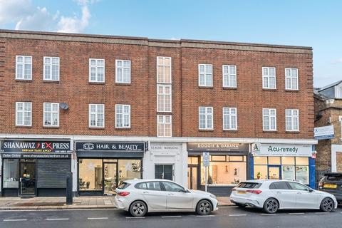 4 bedroom flat to rent, Staines Road, Twickenham, TW2
