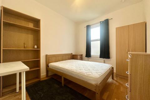 4 bedroom property to rent, Hereward Road, London SW17