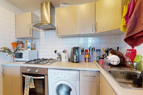 Studio to rent, Trebovir Road, Earls Court SW5