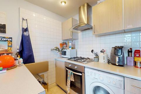 Studio to rent, Trebovir Road, Earls Court SW5