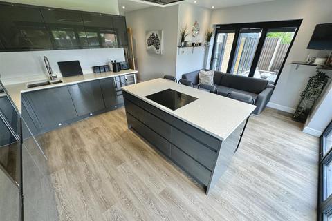 4 bedroom detached house for sale, Barton Road, Silsoe, MK45 4DS