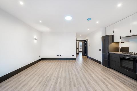 3 bedroom flat to rent, Fir Tree Road, SM7
