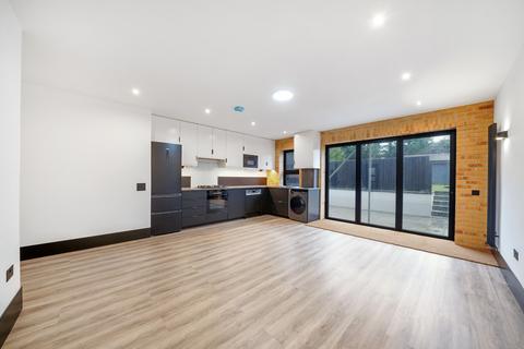 3 bedroom flat to rent, Fir Tree Road, SM7