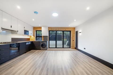 3 bedroom flat to rent, Fir Tree Road, SM7