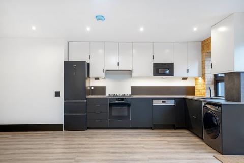 3 bedroom flat to rent, Fir Tree Road, SM7