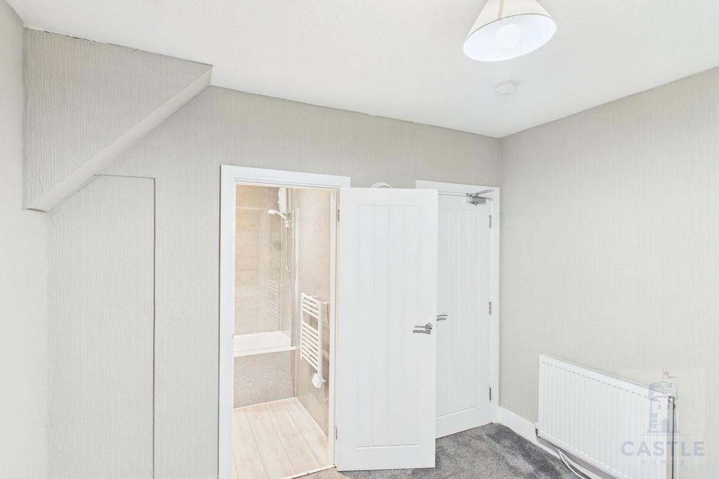 Bedroom 3 into ensuite