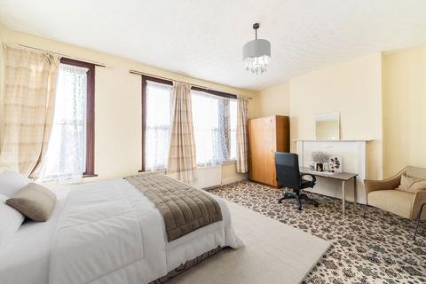 undefined, Lea Bridge Road, London E10