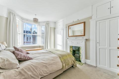 3 bedroom house to rent, Clavering Road, Aldersbrook
