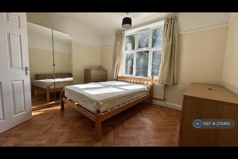 Studio to rent, Wendover Court, London, NW2